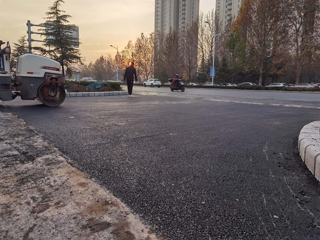 郑州建设路沥青路面修补