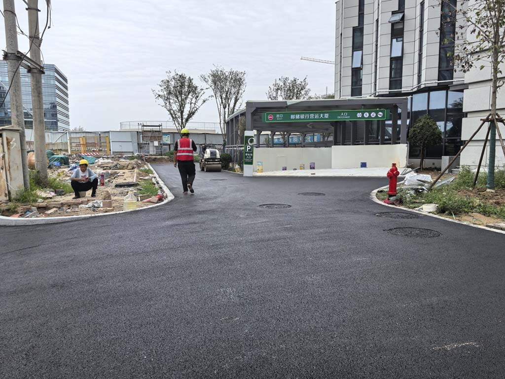 郑州东区邮政银行沥青路面摊铺 |实力施工，质量为本，口碑之选
