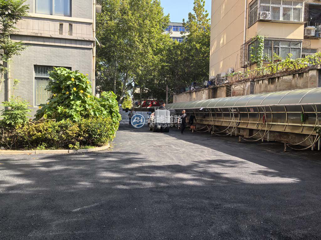 专业匠心筑就平坦生活：炮院家属院沥青路面摊铺工程纪实