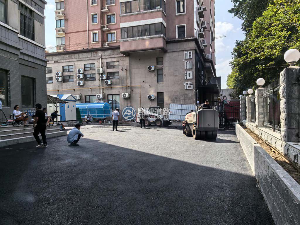 路琥道路-郑州炮院家属院山猫清扫施工实拍
