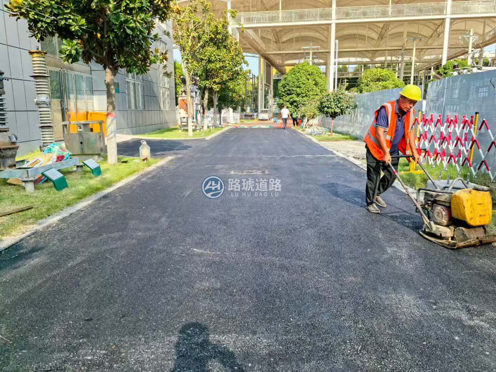 河南电力工业学校沥青摊铺工程案例-郑州路琥道路专业施工