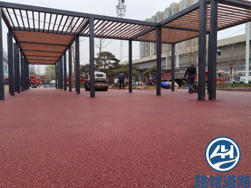 郑州北三环人行道红色沥青摊铺(图5)