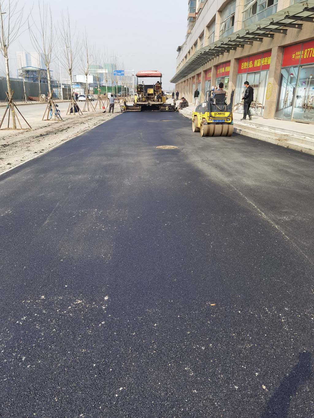 郑州西三环阳光花苑沥青路面摊铺