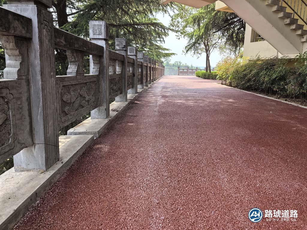 郑州尖岗水库红色沥青摊铺现场(图3)