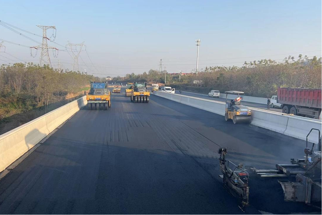 省道315与省道238新建工程项目顺利完成前五公里沥青路面铺筑