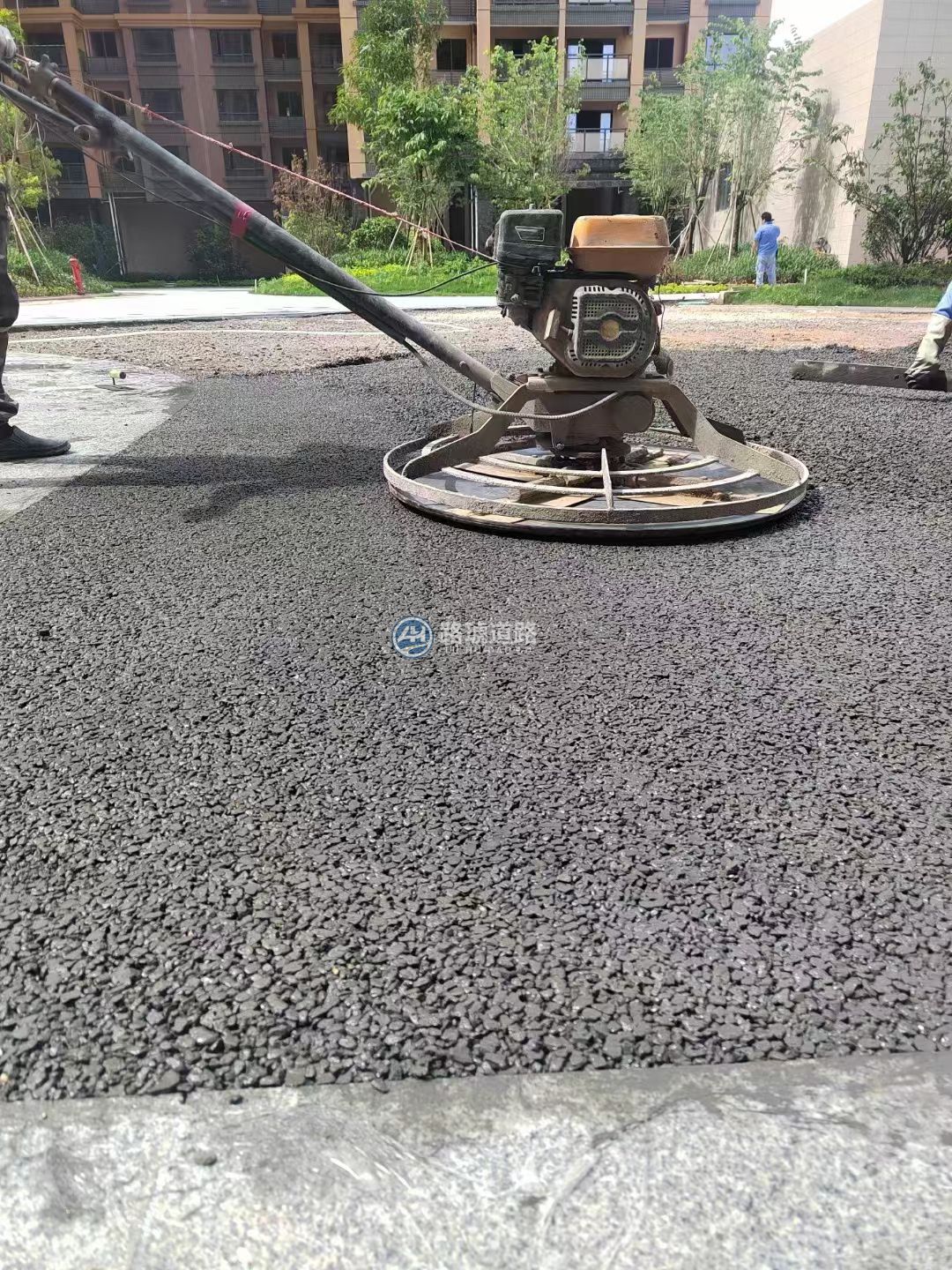 郑州透水混凝土施工队：城市“呼吸”新力量，绿色铺装领跑者